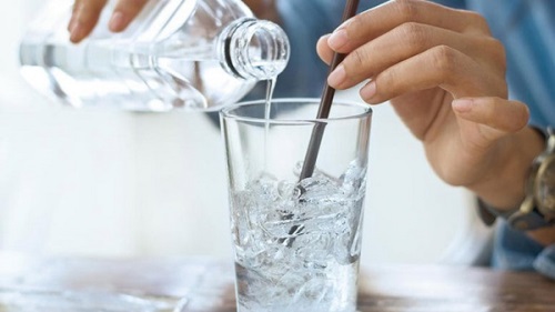 Sức khỏe: Có nên uống nước đá mùa nắng nóng?